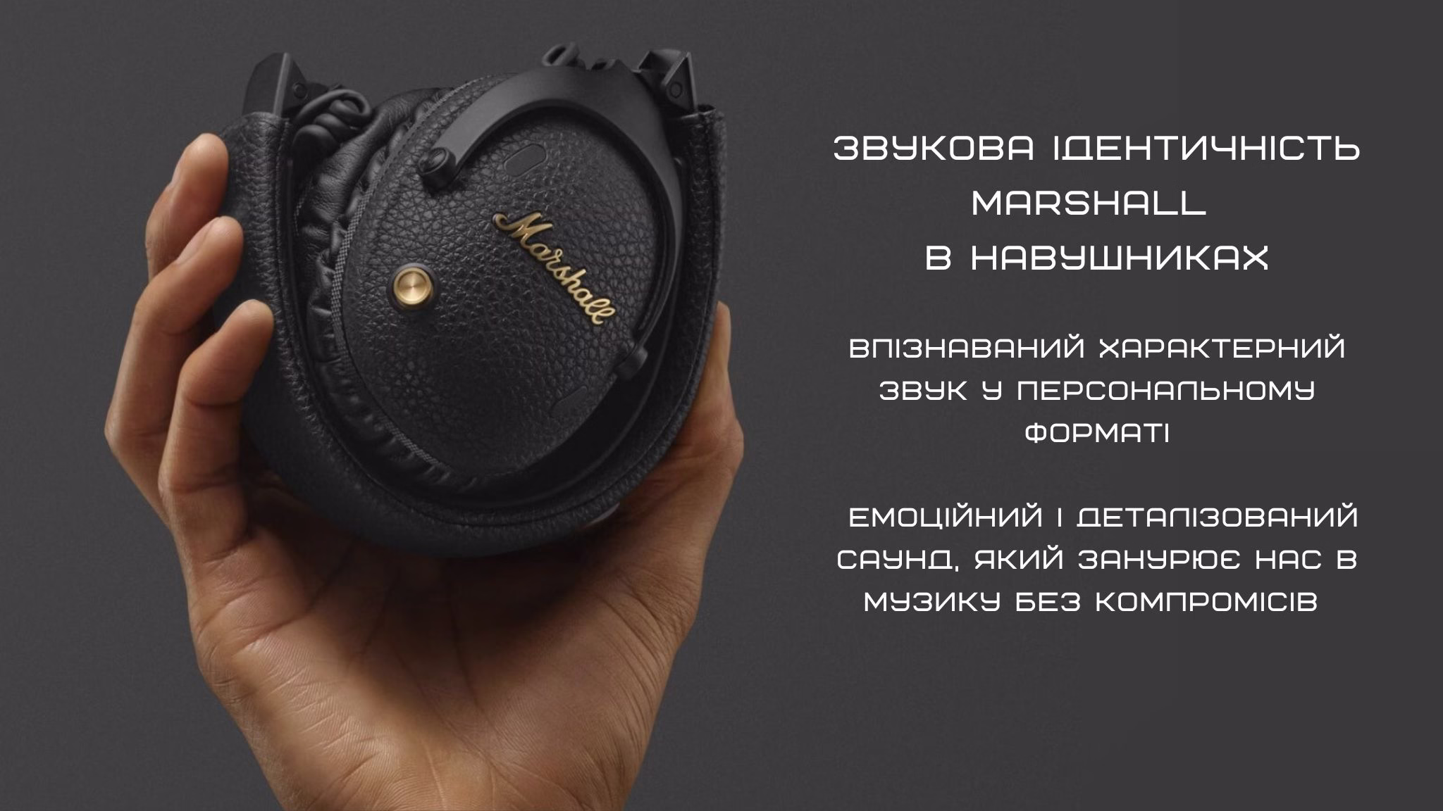 Складені навушники Marshall Monitor III ANC Black у руках